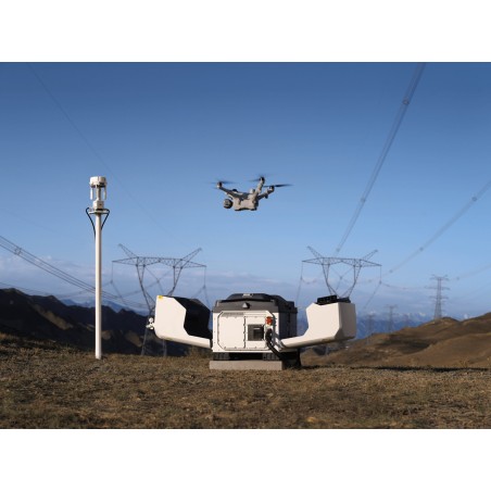 DJI Dock 4 ouvert avec drone Matrice 5TD en vol sur un site de lignes électriques
