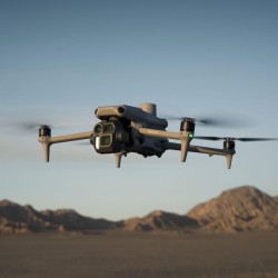 DJI Matrice 4E en vol au-dessus d'un paysage désertique