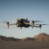 DJI Matrice 4E en vol au-dessus d'un paysage désertique